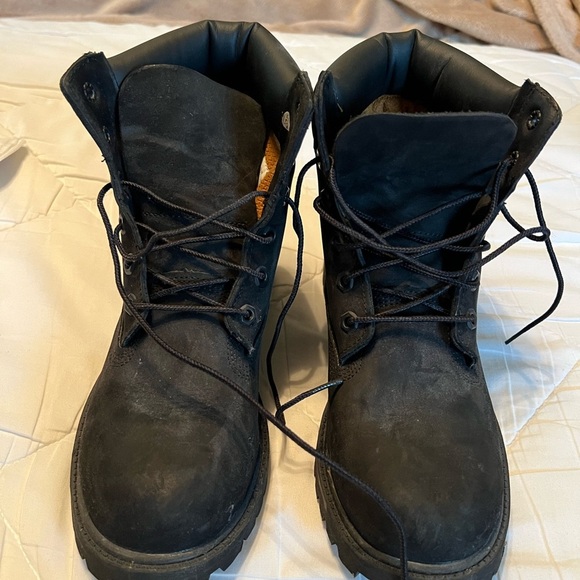 Timberland Black High-Top Boots with Lace-Up Design - Picture 1 of 6